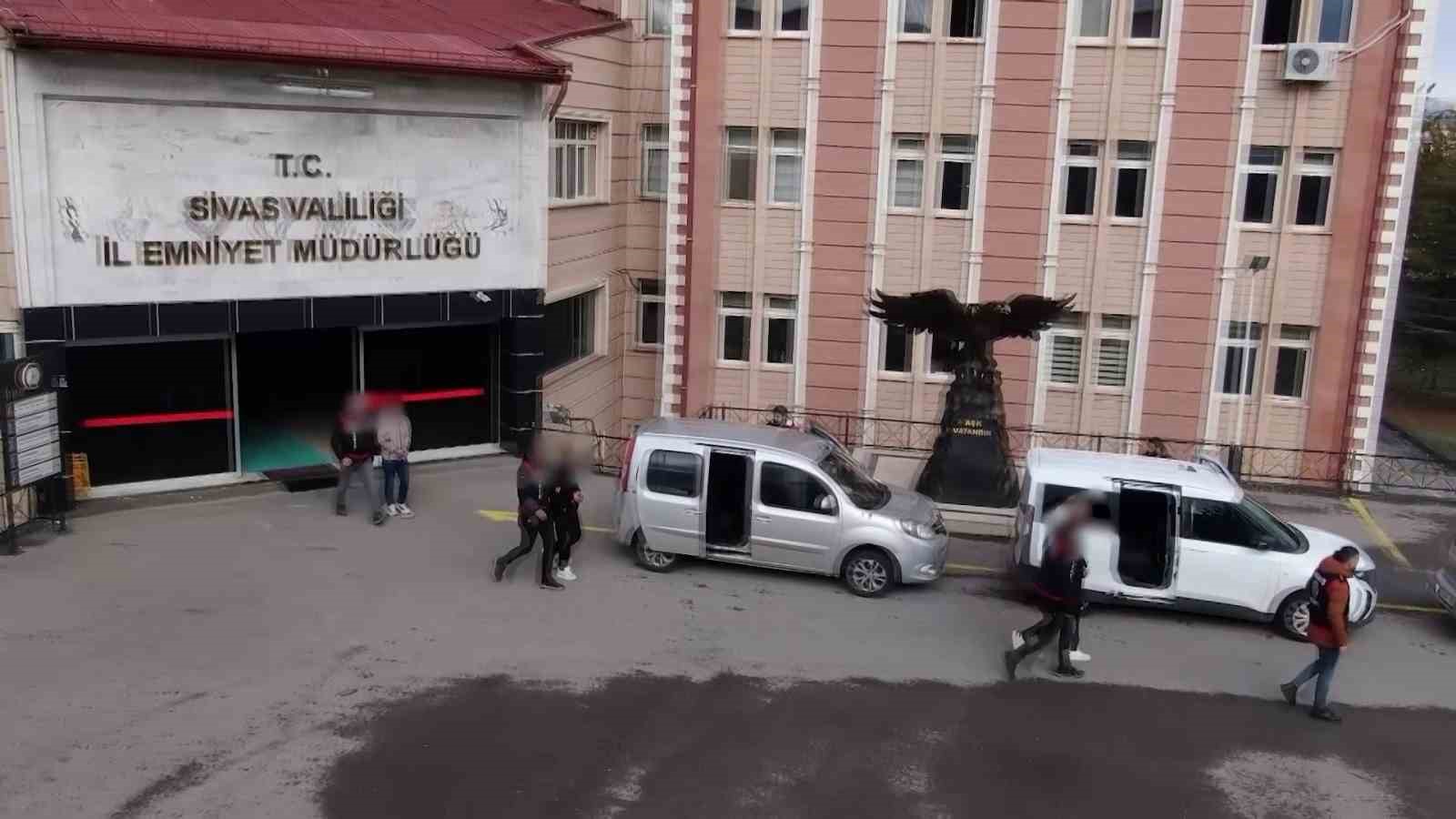 Sivas&rsquo;ta gayrimenkul vaadiyle 2.4 milyonluk vurgun operasyonu
