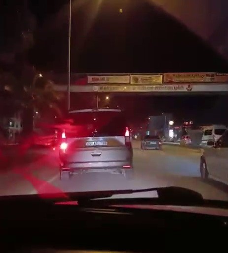 Makas atan ara&ccedil; trafikte tehlike oluşturdu
