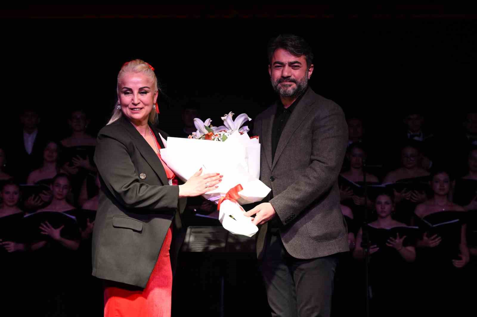 &Ccedil;ok sesli gen&ccedil;lik ve &ccedil;ocuk korosu sanatseverlerle buluştu
