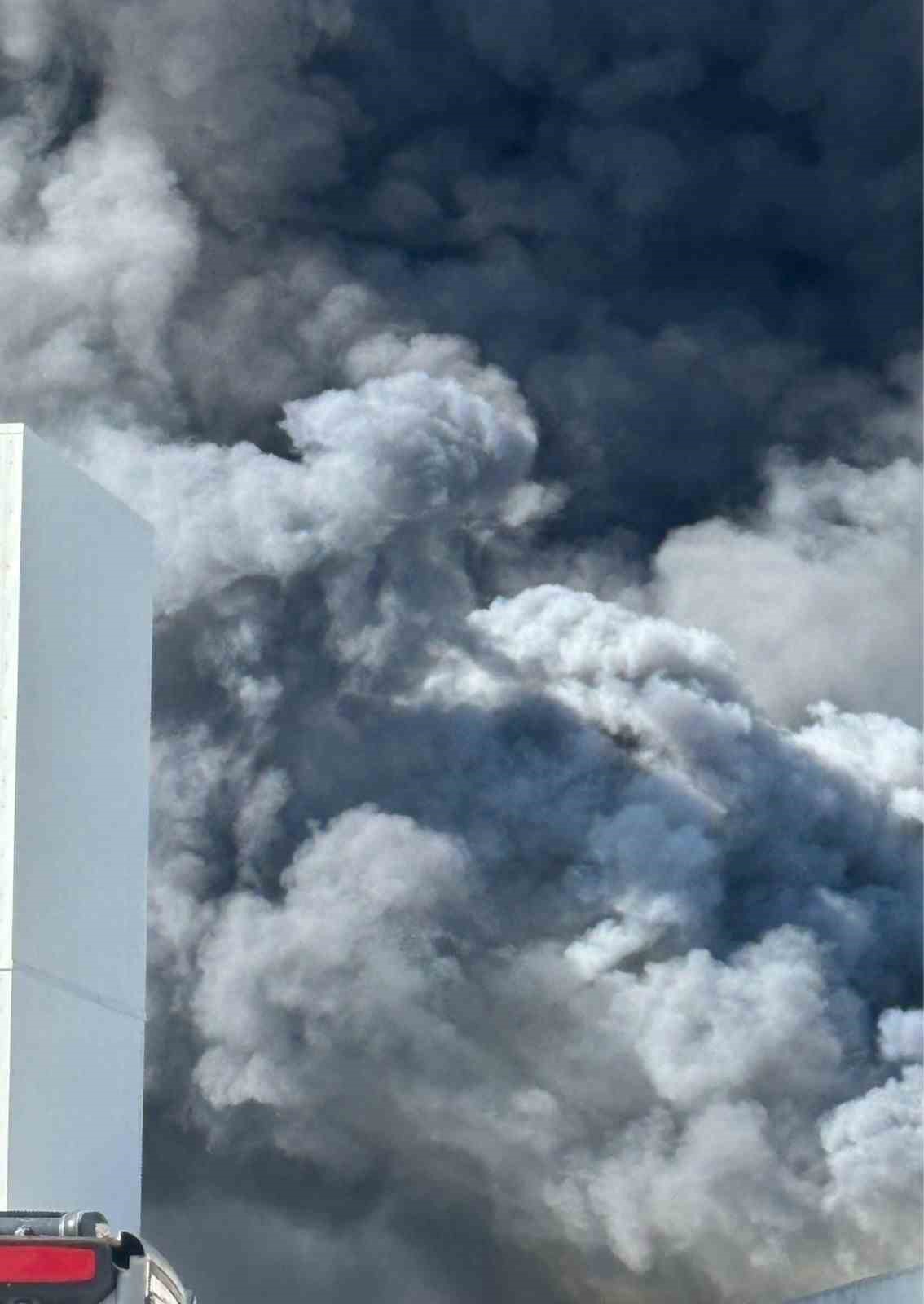 Oyuncak fabrikasında çıkan yangın korkuttu