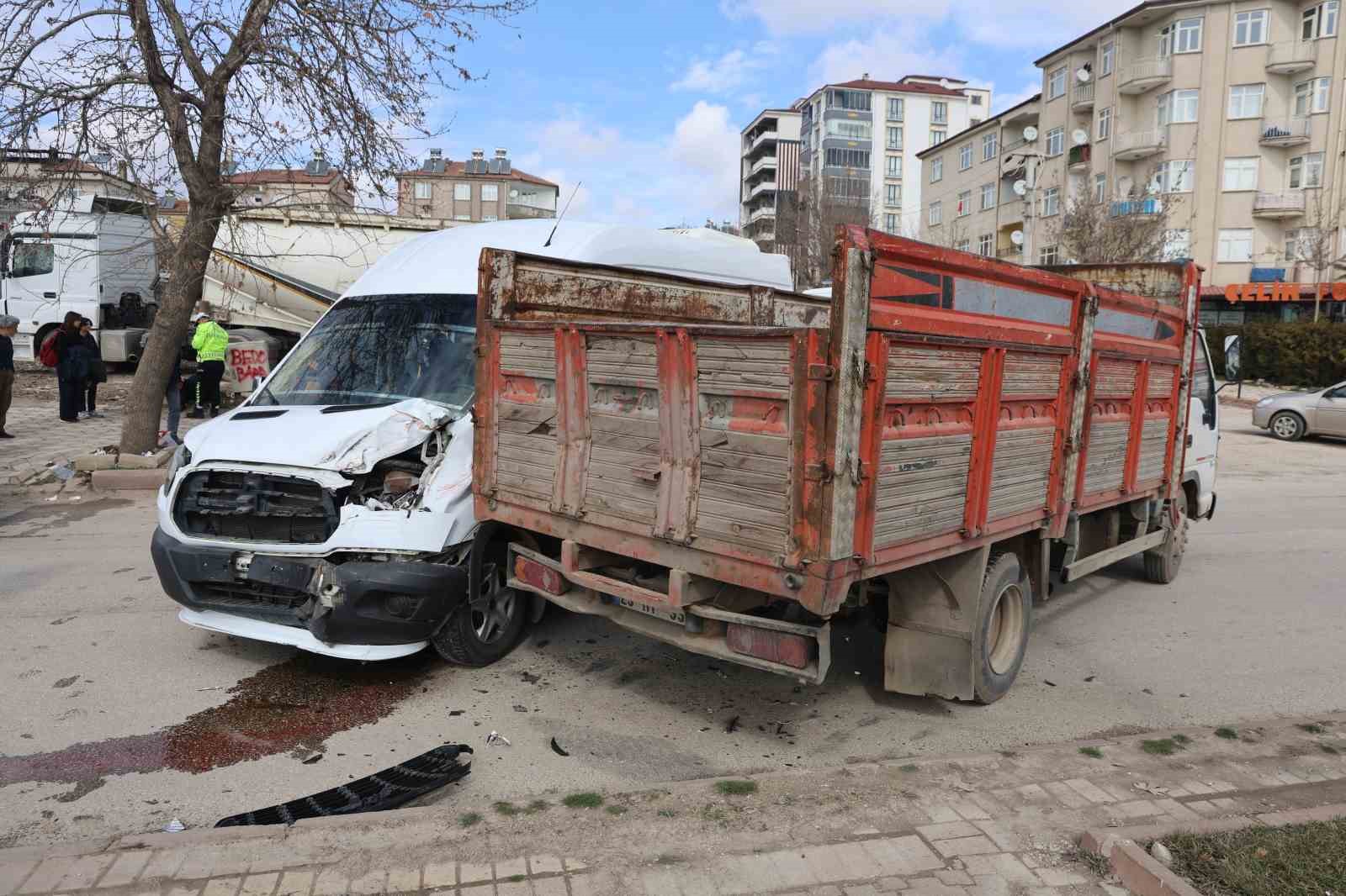 Ters yöne giren kamyonet, öğrenci servisine çarptı: 9 yaralı
