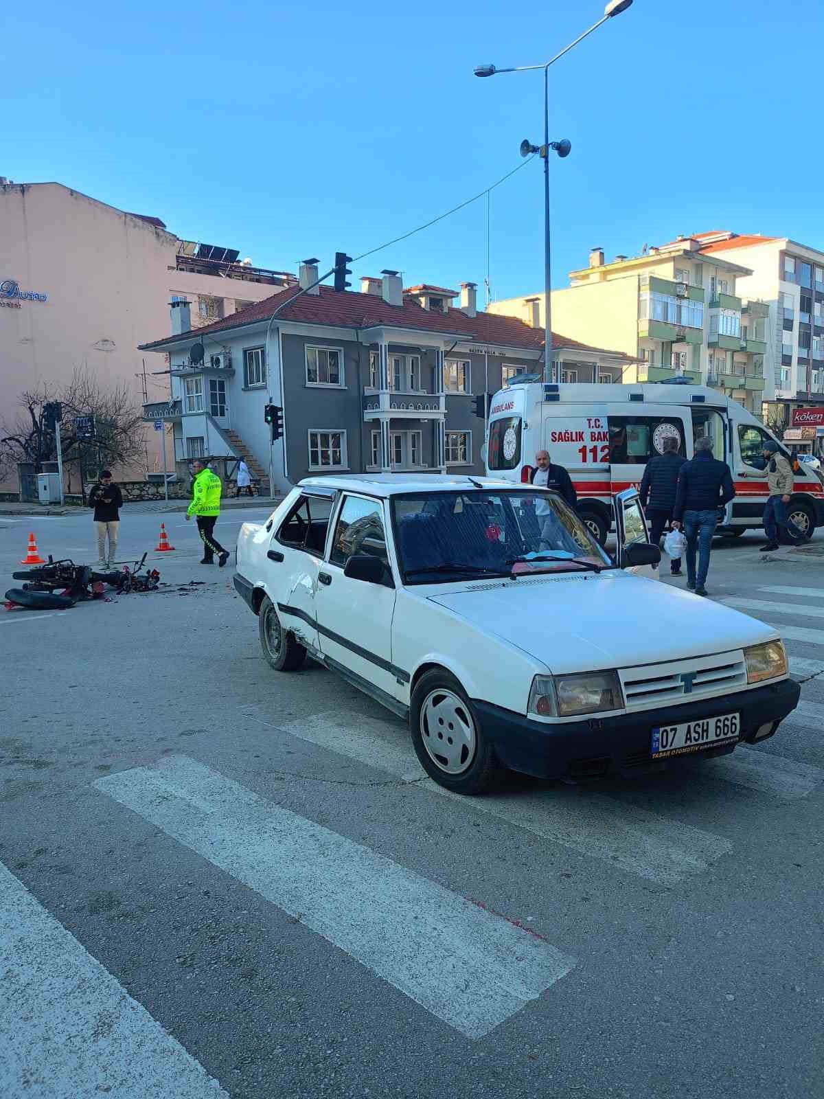 Burdur&rsquo;da motosiklet ile otomobil &ccedil;arpıştı: 1 yaralı
