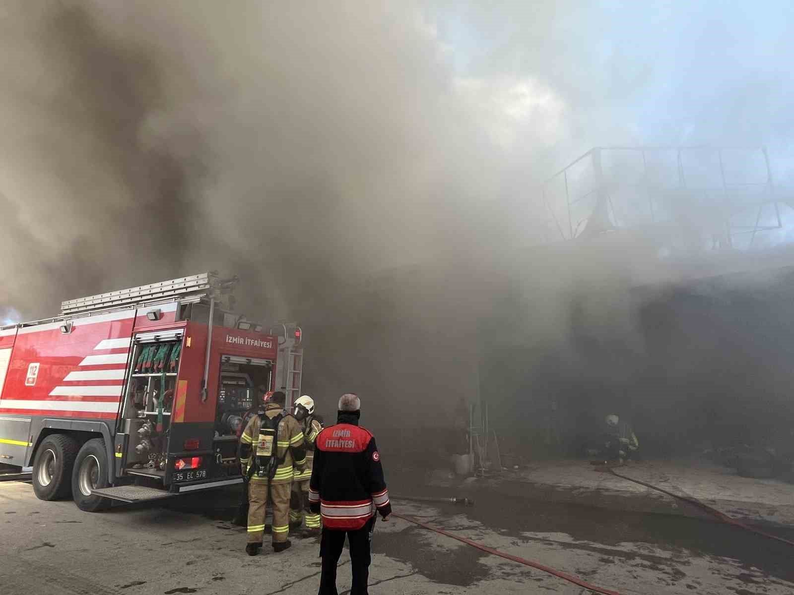İzmir 6. Sanayi&rsquo;de yedek par&ccedil;a d&uuml;kkanında yangın

