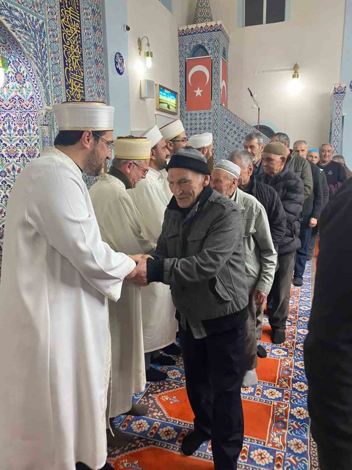 Boz&uuml;y&uuml;k&rsquo;te Enderun usul&uuml; teravih namazı kılınıyor
