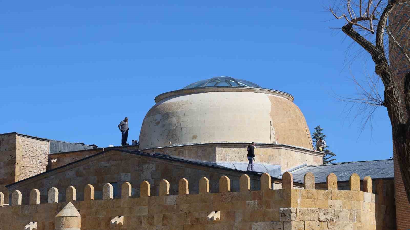 Tarihi Cacabey Medresesi’nde su sızıntısına müdahale edildi