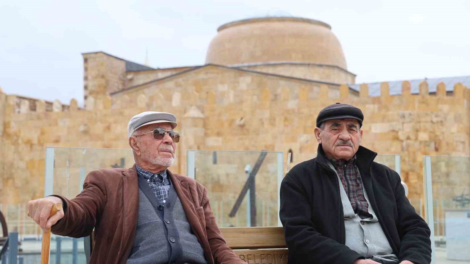 Tarihi Cacabey Medresesi&rsquo;nde su sızıntısına m&uuml;dahale edildi
