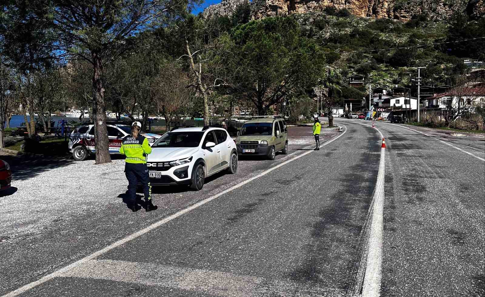 Jandarma trafik ekipleri bir haftada 25 bin 250 ara&ccedil; denetledi
