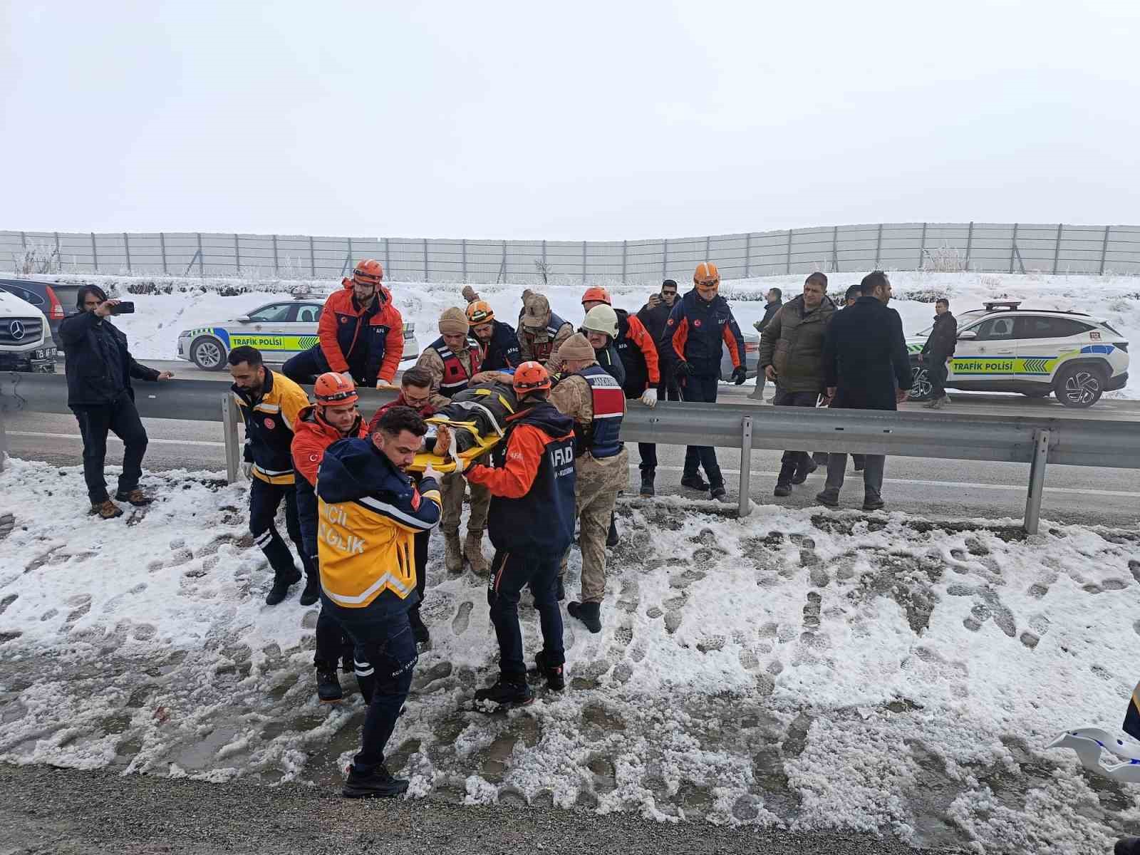 İran plakalı yolcu otob&uuml;s&uuml; tıra arkadan &ccedil;arptı; 1 &ouml;l&uuml;, 10 yaralı
