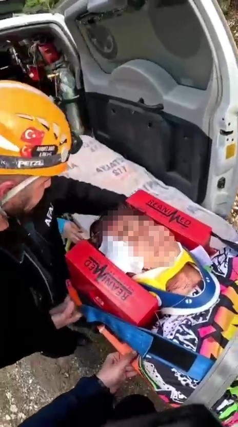 Bisiklet s&uuml;r&uuml;c&uuml;s&uuml; 10 metrelik şarampole yuvarlandı
