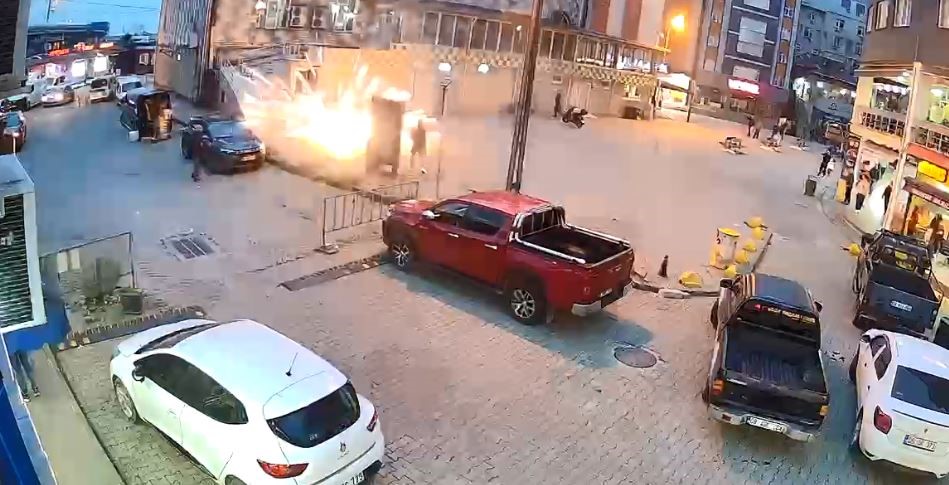 Artvin’de cami önünde atılan havai fişekler korku ve paniğe neden oldu