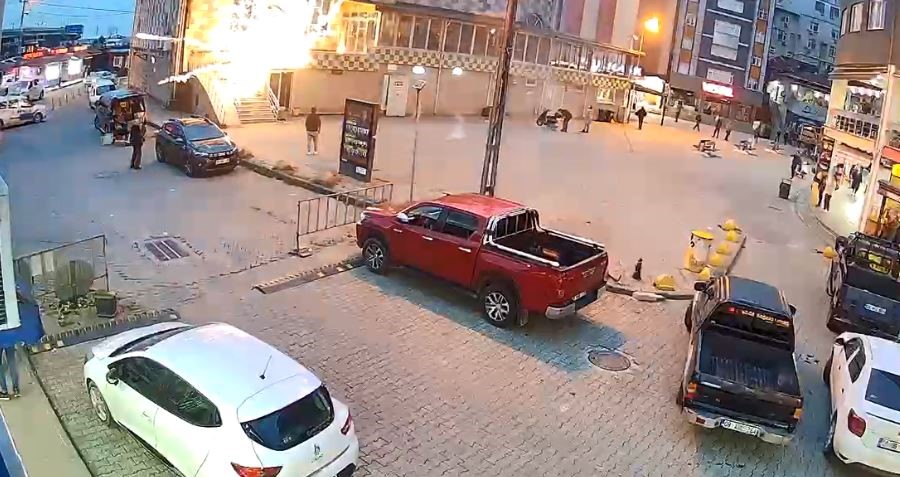 Artvin’de cami önünde atılan havai fişekler korku ve paniğe neden oldu