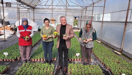 Honaz&rsquo;da 8 Mart&rsquo;a &ouml;zel 8 bin &ccedil;i&ccedil;ek kadınlara dağıtılacak
