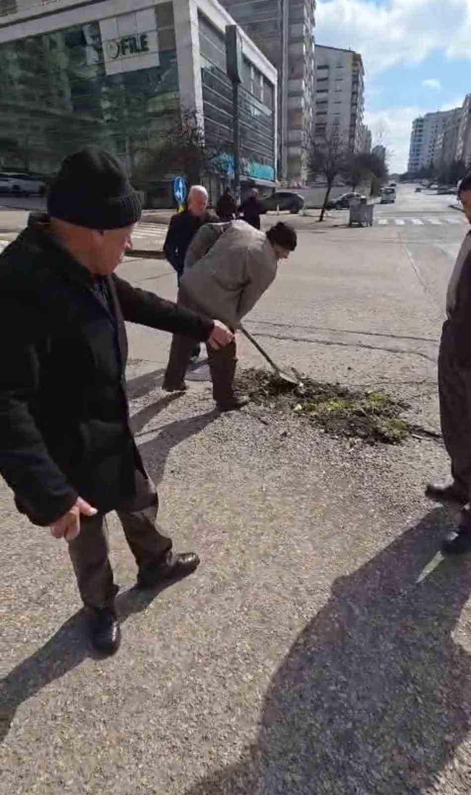 Başkentte belediyeden umudu kesen vatandaşlar k&ouml;stebek yuvasına d&ouml;nen yolları  kendileri onardı
