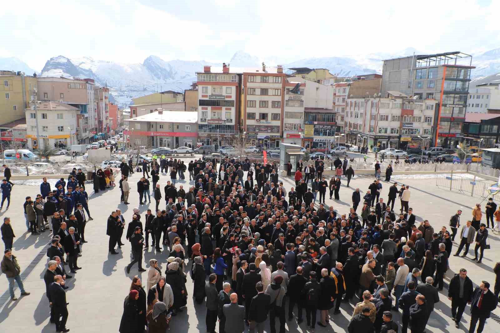 Bakan Yardımcısı Çelik Hakkari’den ayrıldı