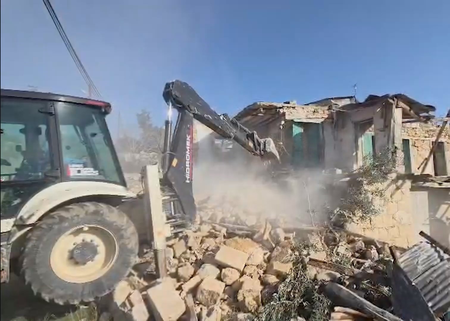 Mersin&rsquo;de &ccedil;&ouml;kme riski taşıyan metruk bina yıkıldı
