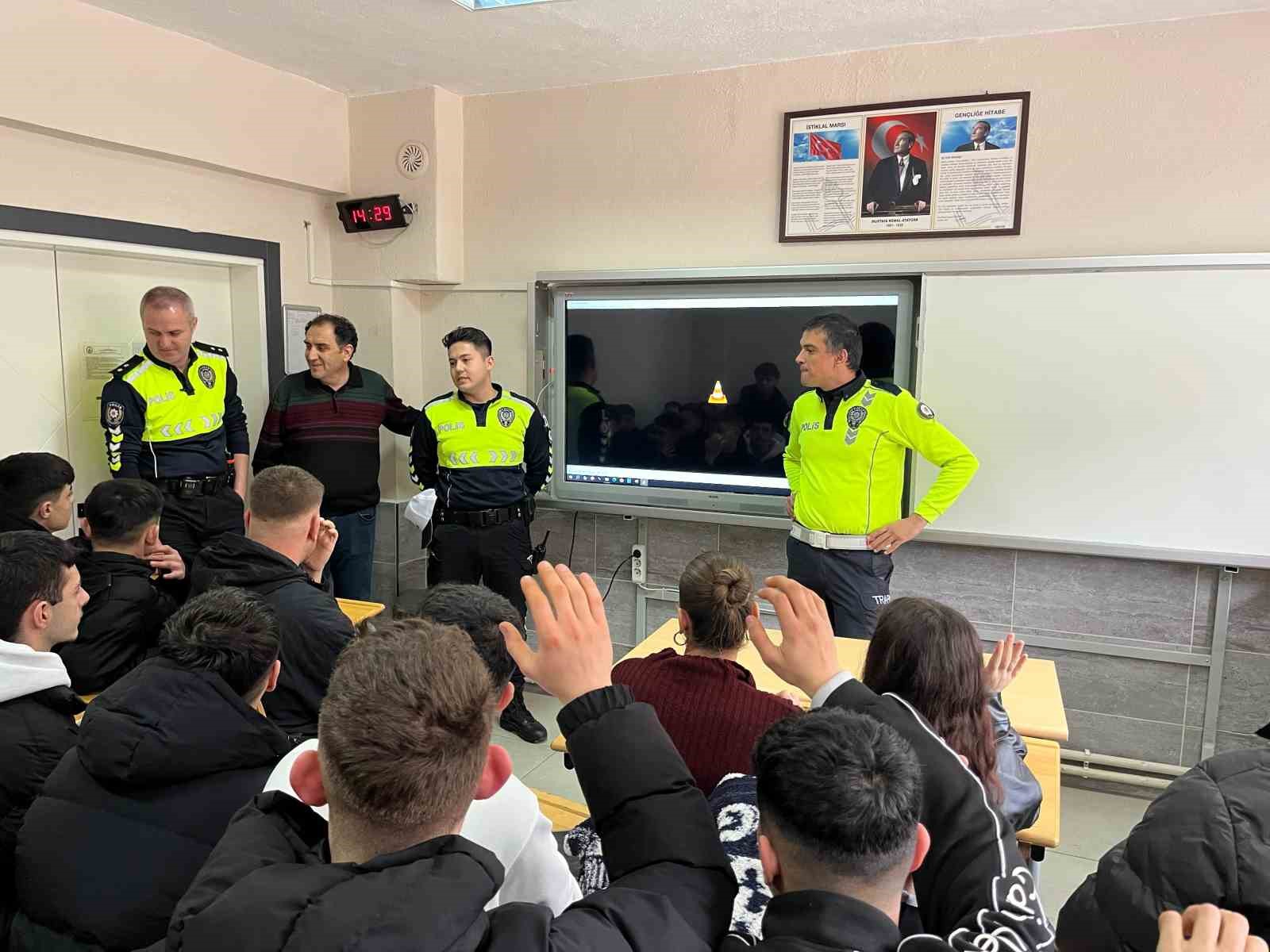 &Ccedil;an Emniyeti&rsquo;nden 442 &ouml;ğrenciye g&uuml;venli s&uuml;r&uuml;ş eğitimi
