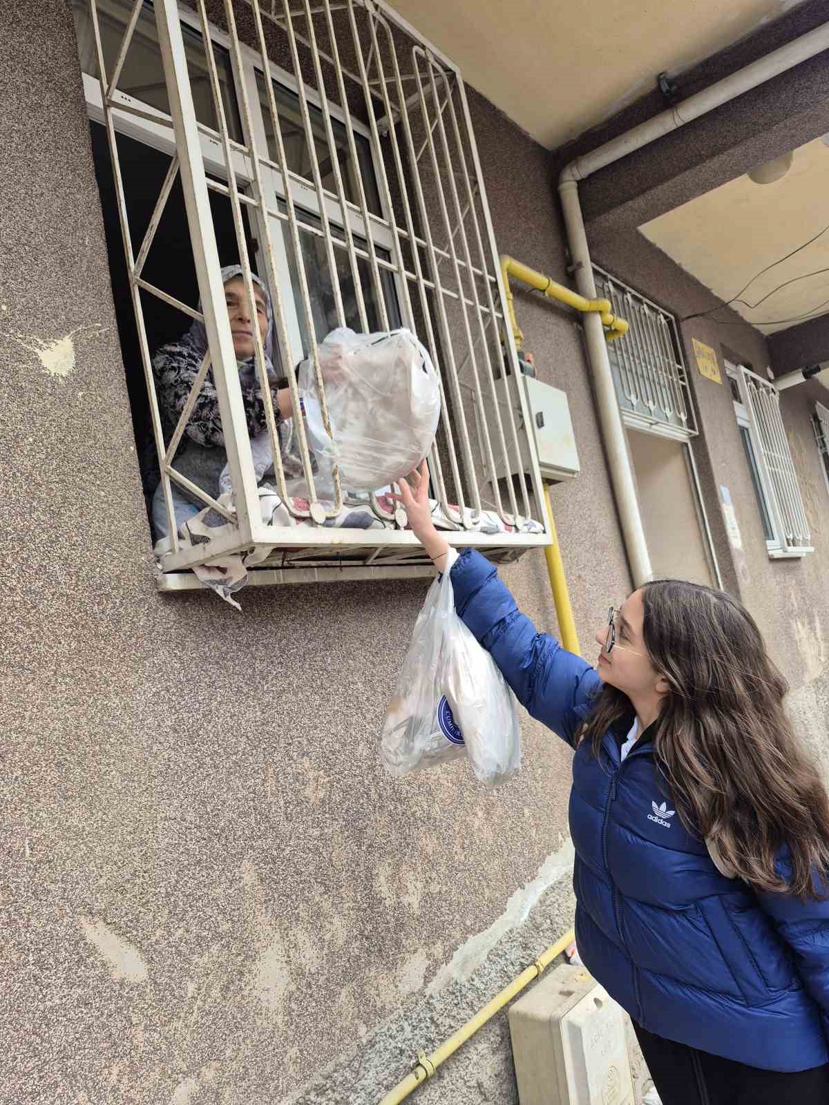 Harçlıklarını biriktirip yaşlıların gönüllerini ısıttılar