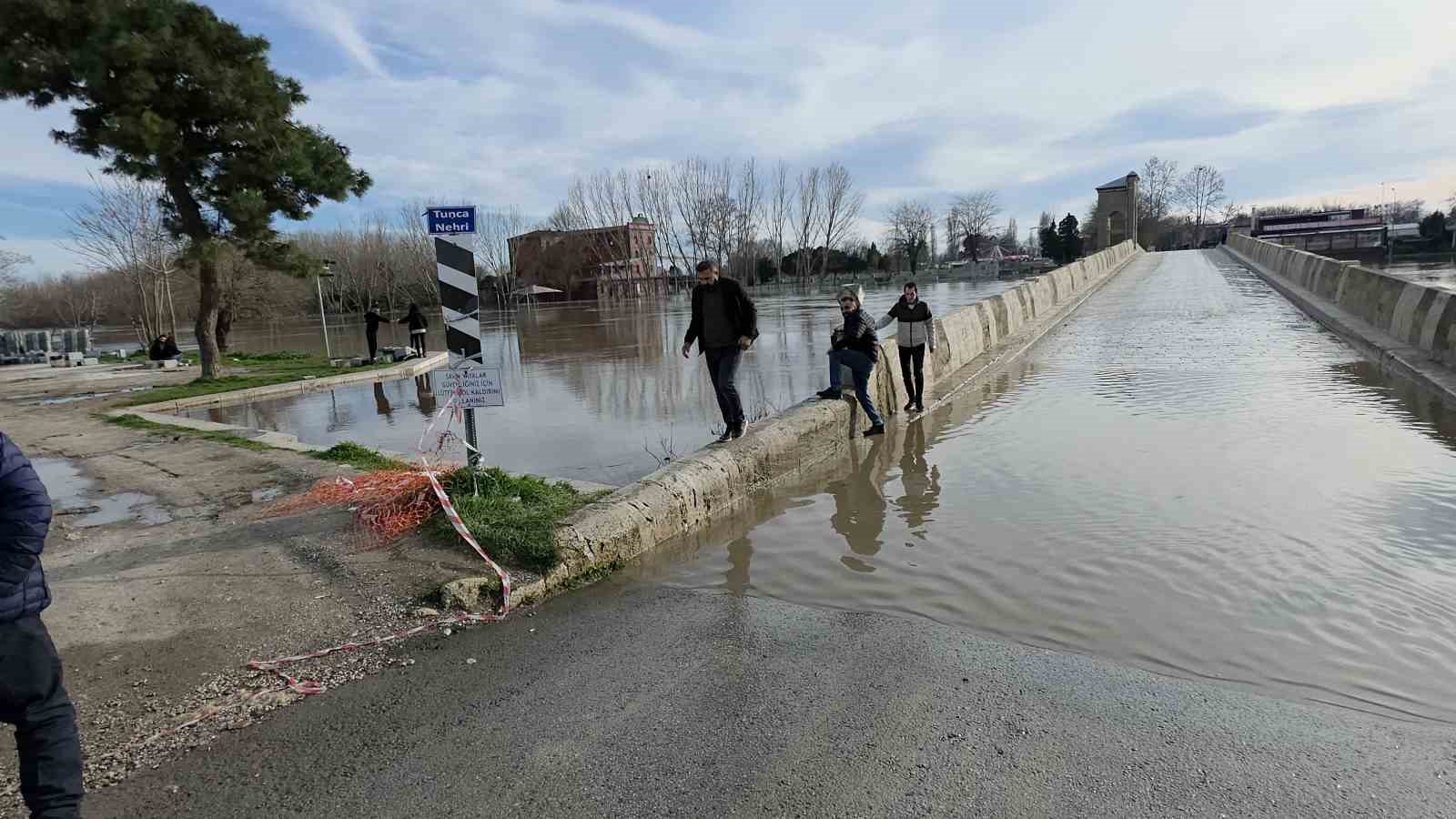 Edirneliler taşkın riski bulunan nehir kenarına akın etti