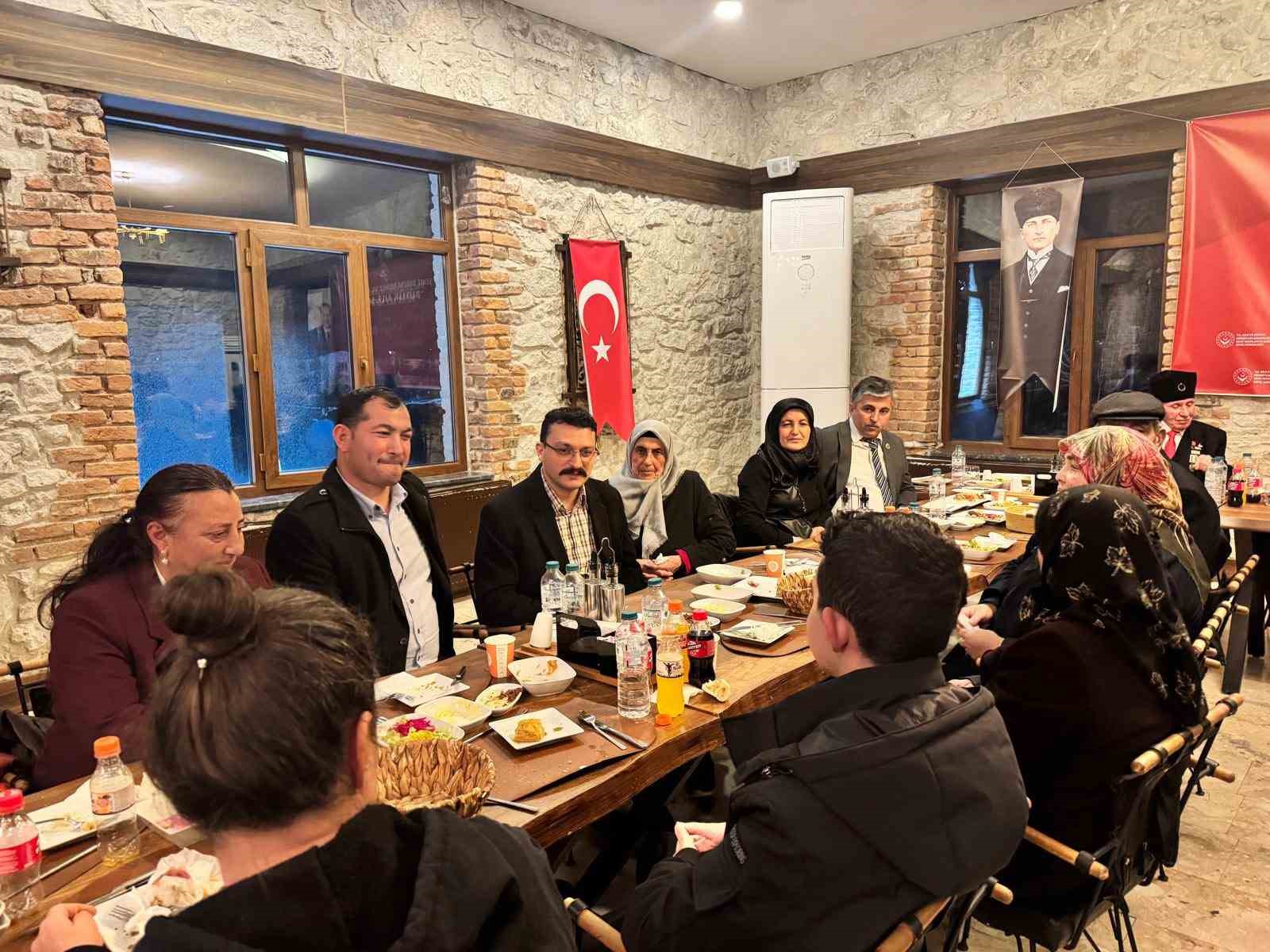 Emirdağ&rsquo;da şehit yakınları ve gaziler &rsquo;B&uuml;y&uuml;k Aile Sofrası&rsquo;nda buluştu
