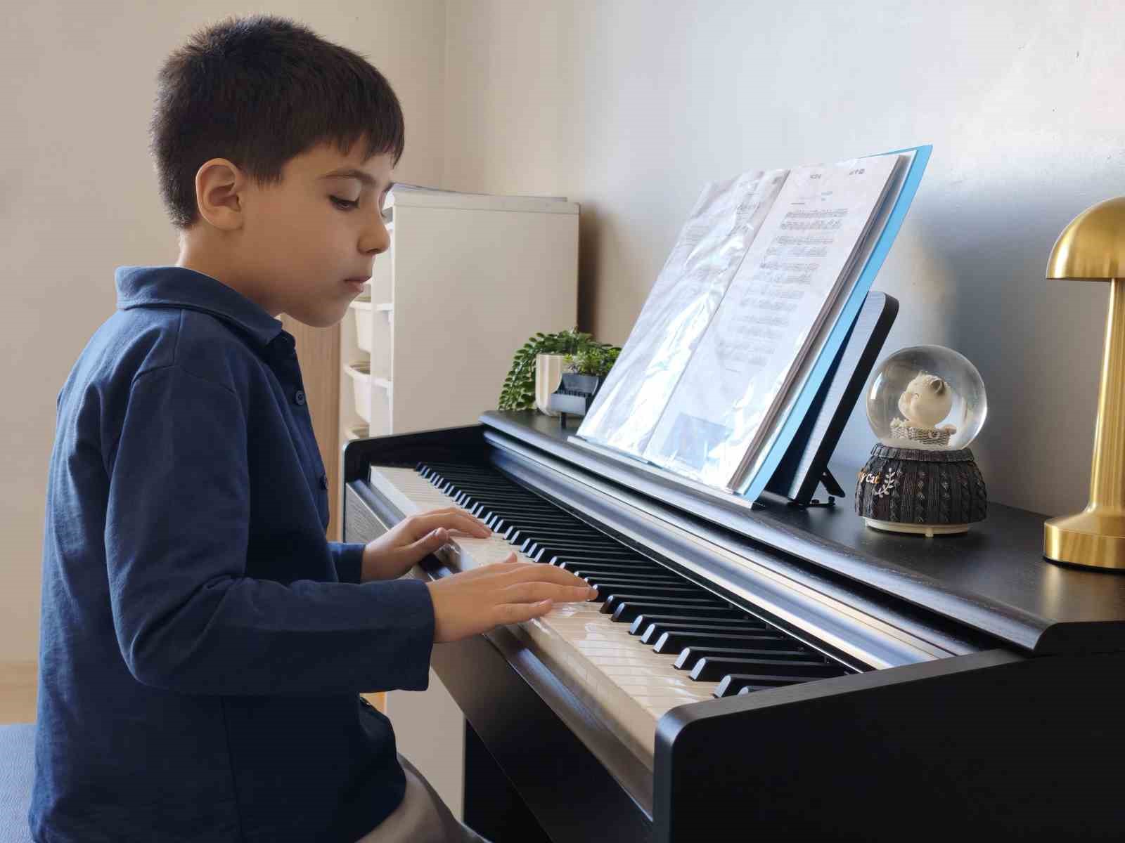 3 bu&ccedil;uk yaşında piyano &ccedil;almaya başladı, 8 yaşında satran&ccedil;ta 3 şampiyonluk yaşadı
