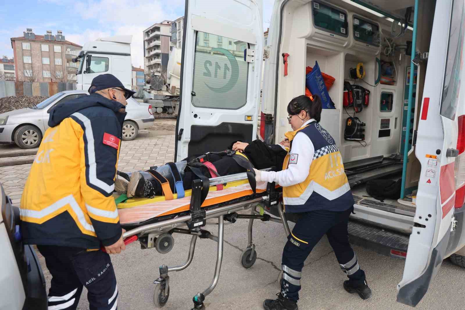 Ters yöne giren kamyonet, öğrenci servisine çarptı: 9 yaralı