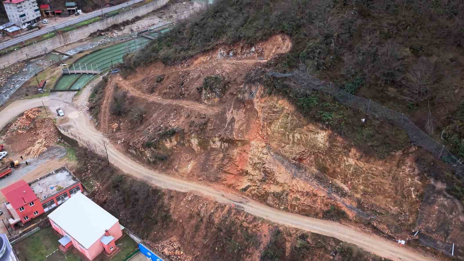 Heyelan tehdidine karşı okul koruma altına alındı