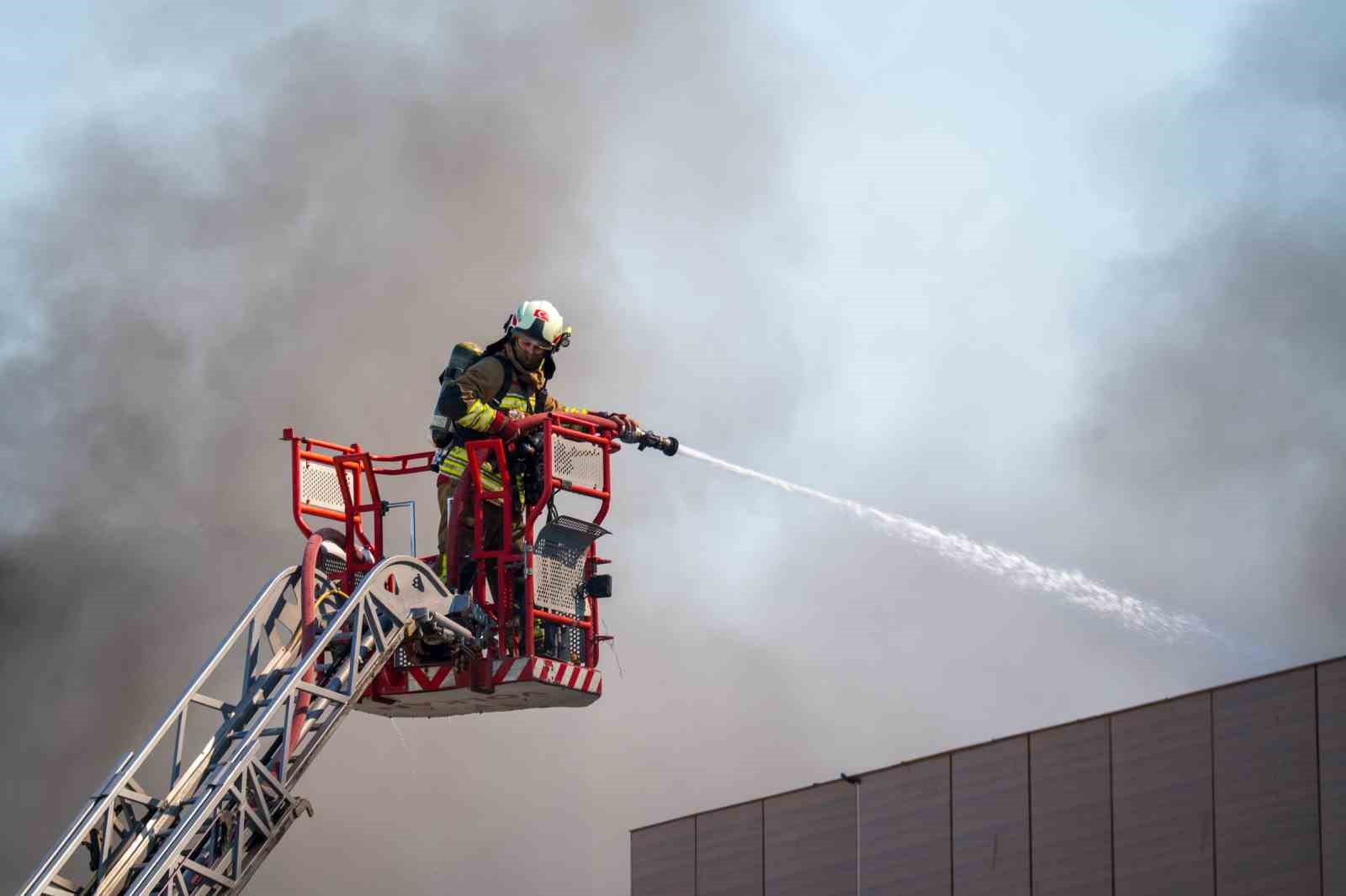 Şekerleme fabrikasındaki yangın dronla g&ouml;r&uuml;nt&uuml;lendi
