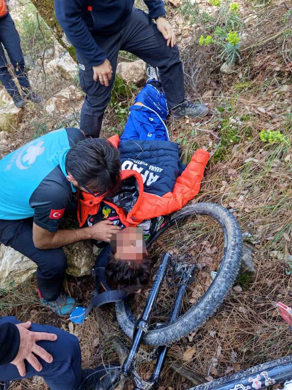 Bisiklet sürücüsü 10 metrelik şarampole yuvarlandı