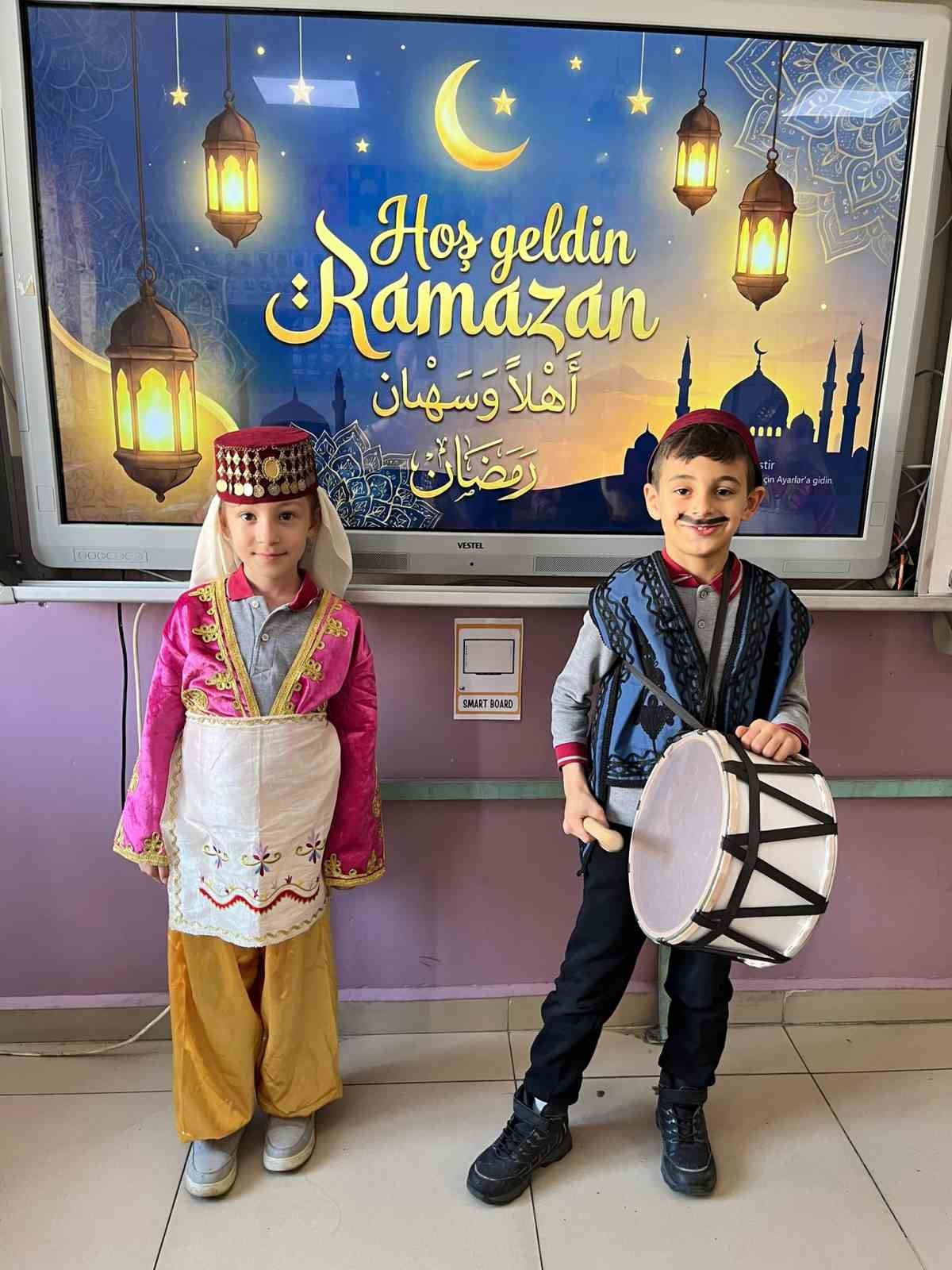 Küçük davulcular mahalleyi şenlendirdi