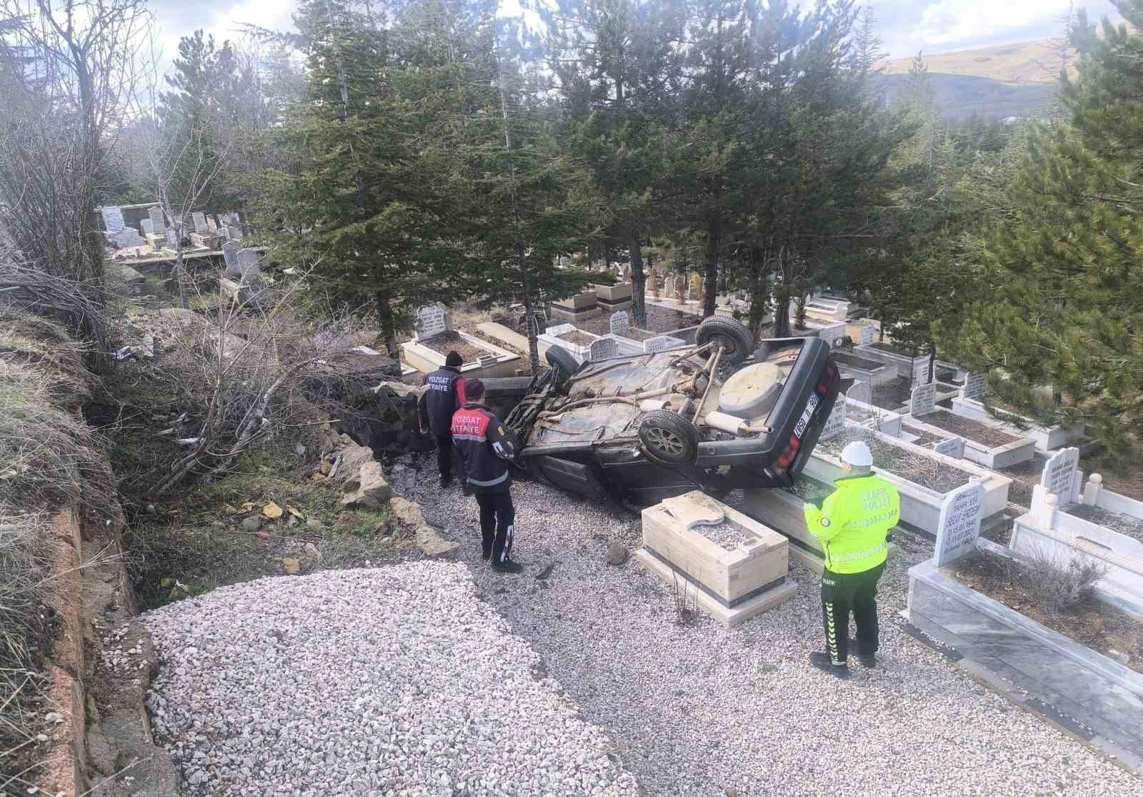Yozgat’ta otomobil mezarlığa uçtu: 2 yaralı
