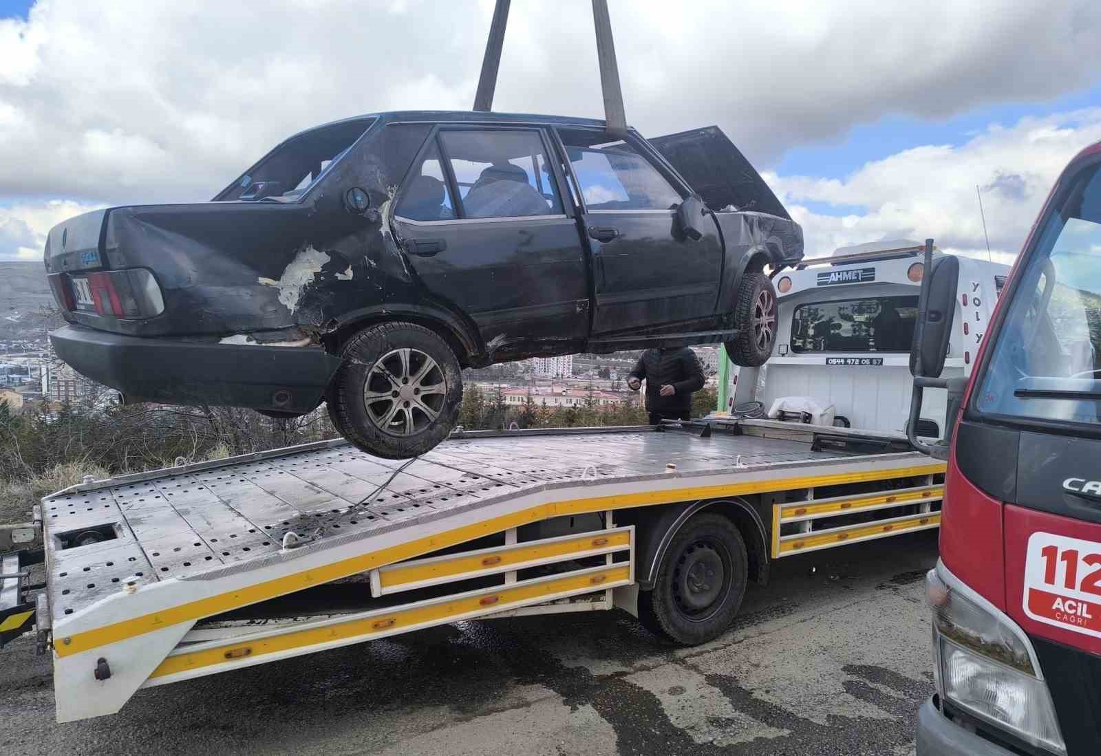 Yozgat&rsquo;ta otomobil mezarlığa u&ccedil;tu: 2 yaralı
