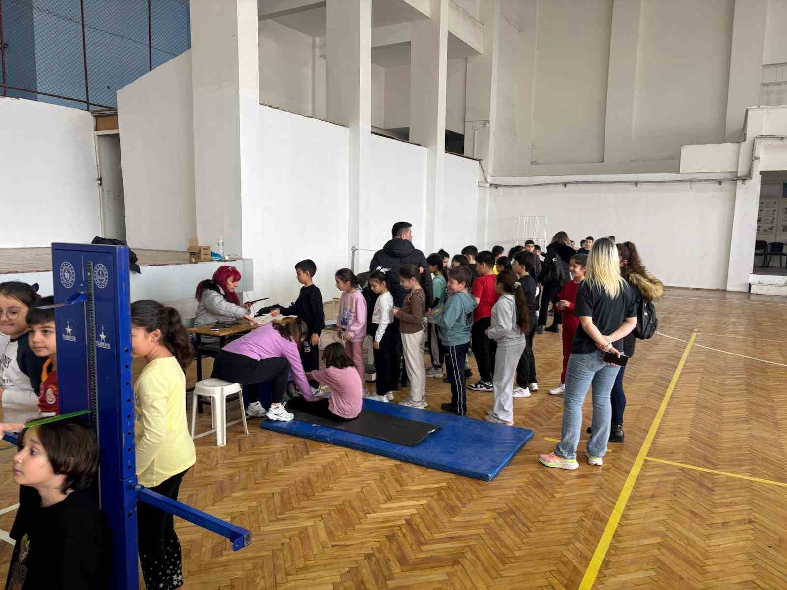 Aliağa&rsquo;da bin 120 &ouml;ğrenci sportif yetenek yaramasından ge&ccedil;ti
