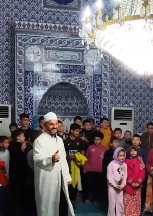 T&uuml;rkeli&rsquo;de minikler, ilahi akımına katıldı
