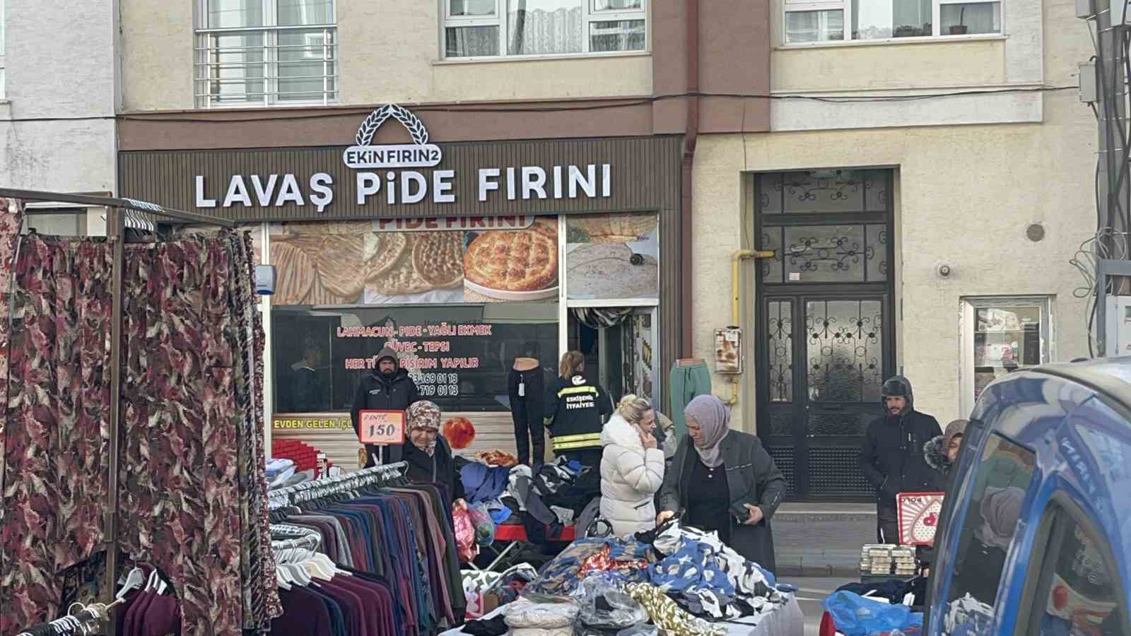Pazar engelini aşamayan itfaiye, yangına ulaşmakta g&uuml;&ccedil;l&uuml;k &ccedil;ekti
