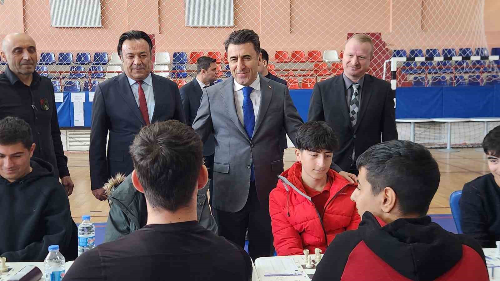 Vali Ayg&ouml;l ilk hamleyi yaptı, turnuva başladı
