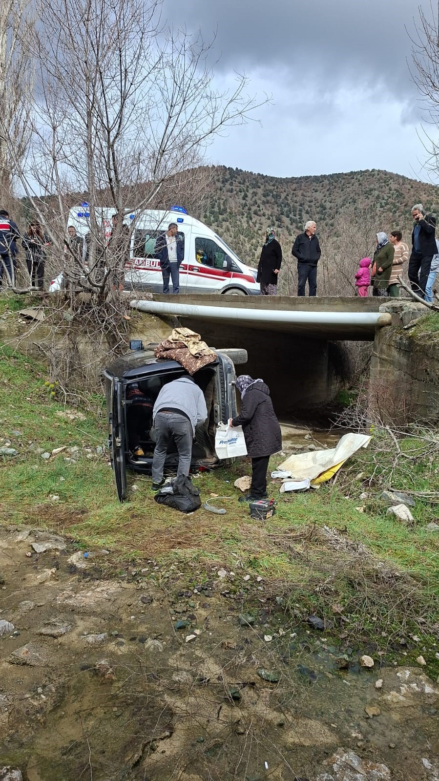 Amasya’da kamyonet menfeze devrildi: 3 yaralı