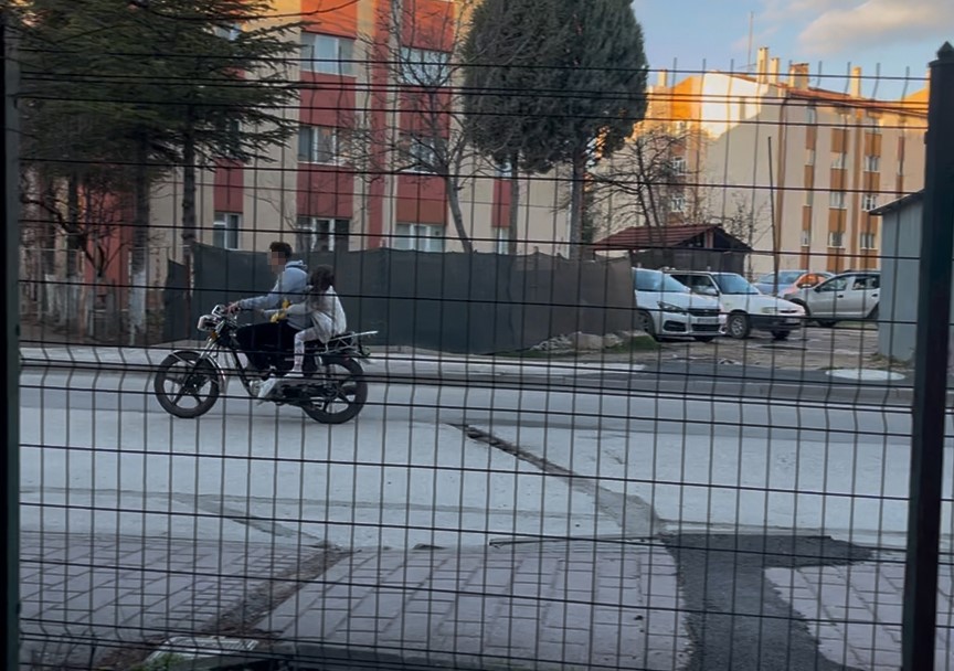 &Ccedil;ocukların plakasız motosikletle gezisi korkuttu
