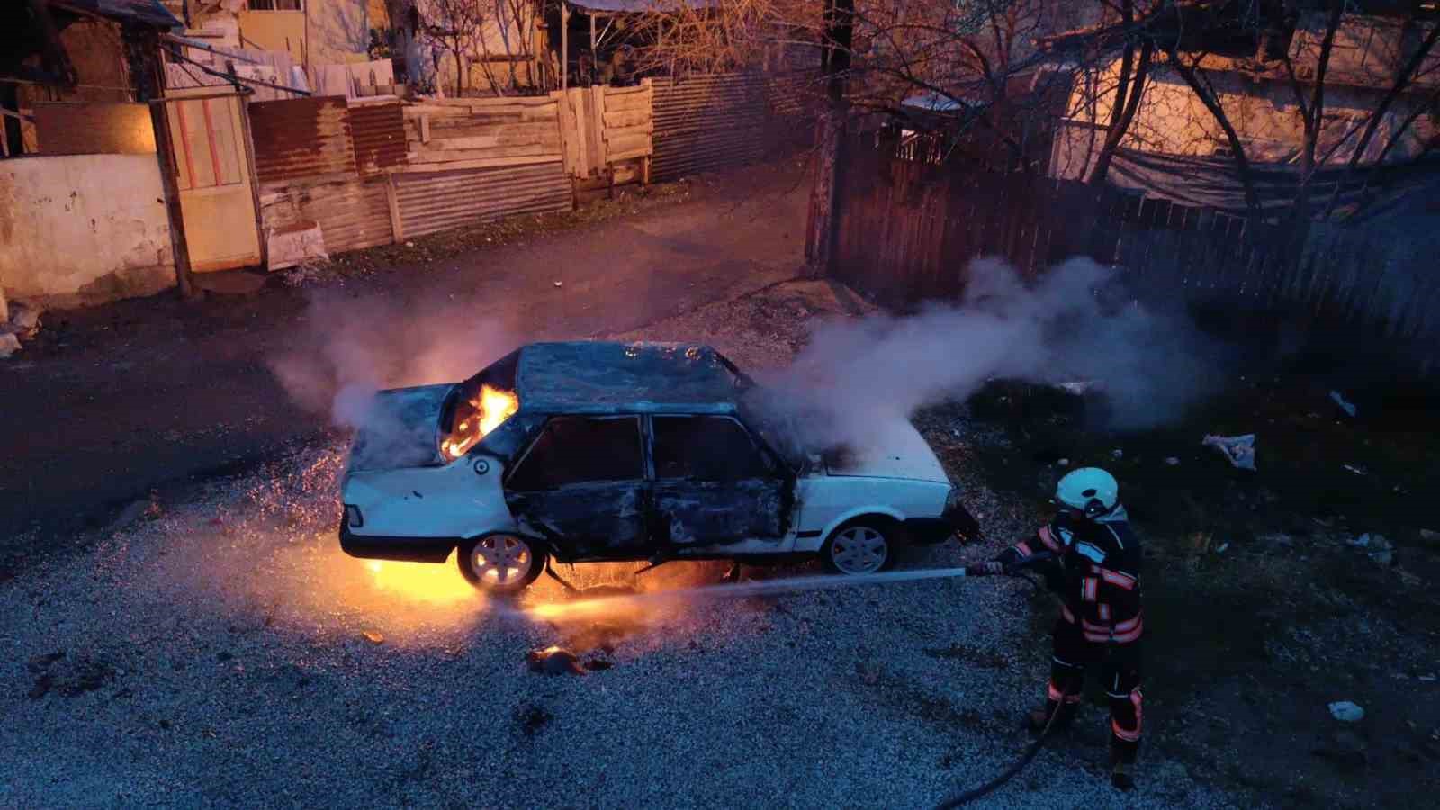 Malatya&rsquo;da park halindeki ara&ccedil; yandı

