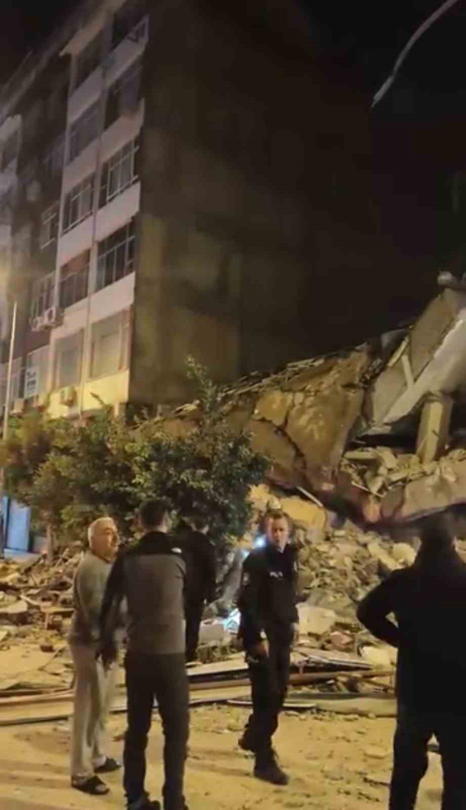 Hatay&rsquo;da hasarlı bina yıkım esnasında &ccedil;&ouml;kt&uuml;
