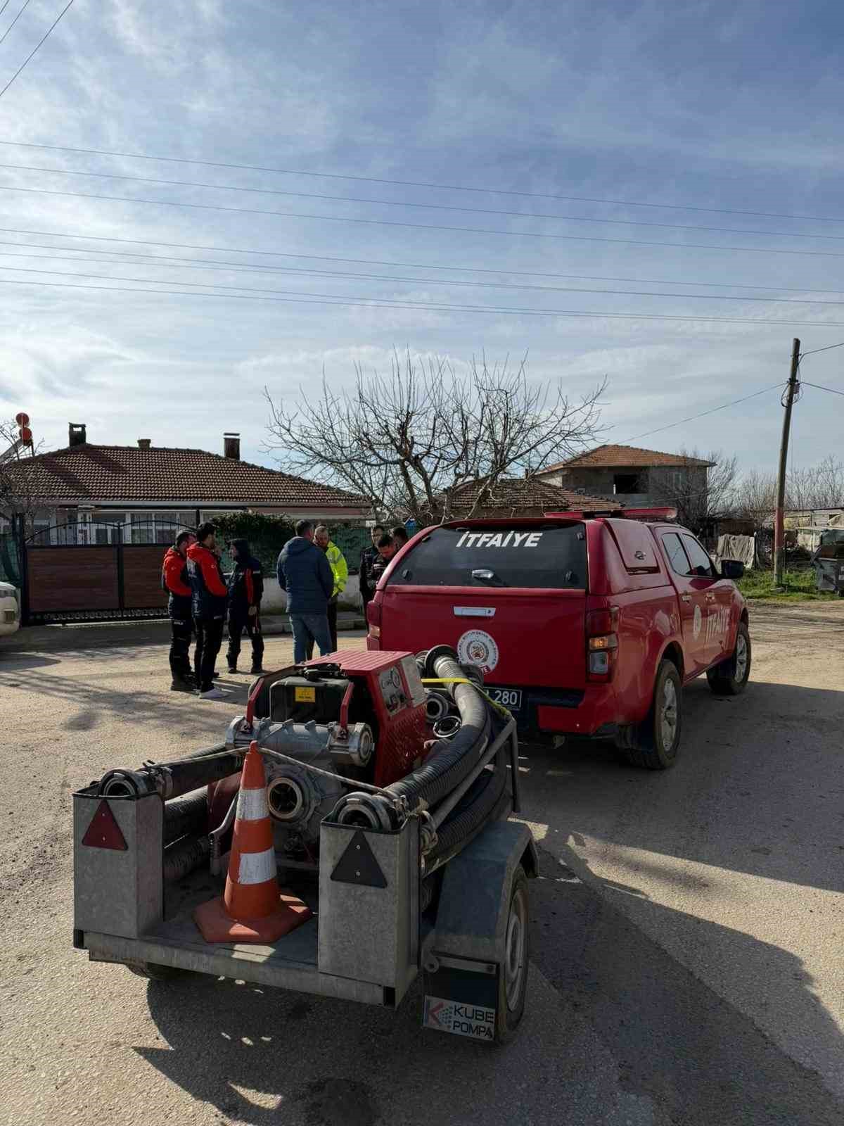 Kocaeli B&uuml;y&uuml;kşehir İtfaiyesi, taşkın riskine karşı Edirne&rsquo;de
