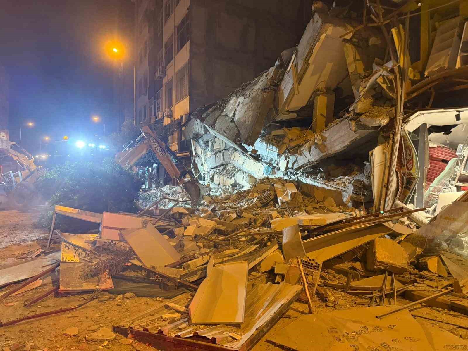 Kontroll&uuml; yıkımda &ccedil;&ouml;ken binada canlı izine rastlanmadı
