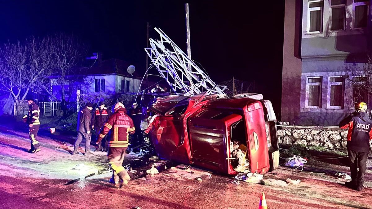 Amasya’da kamyonet çarptığı elektrik direğini ikiye ayırdı: 1 yaralı