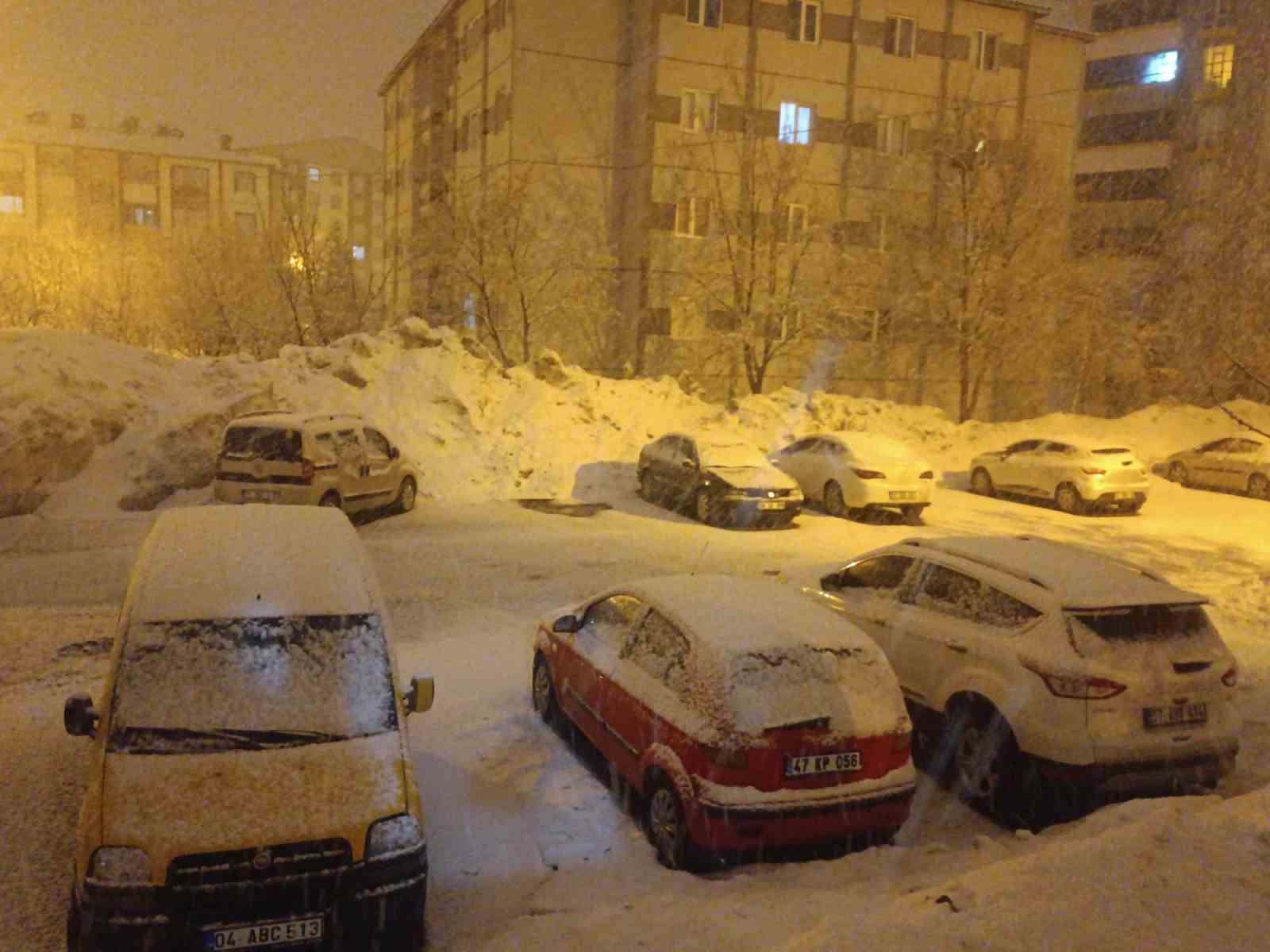 Bitlis’te gece yarısı kar yağışı etkisini arttırdı
