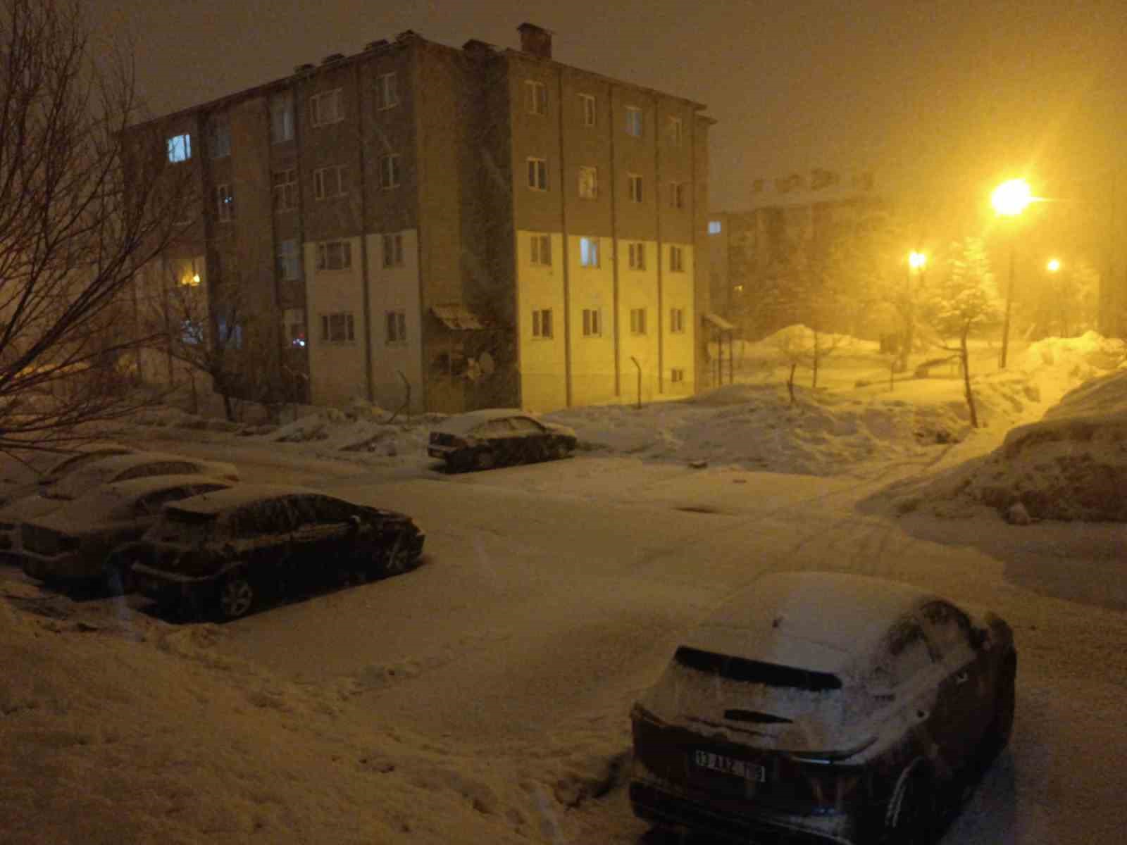 Bitlis’te gece yarısı kar yağışı etkisini arttırdı