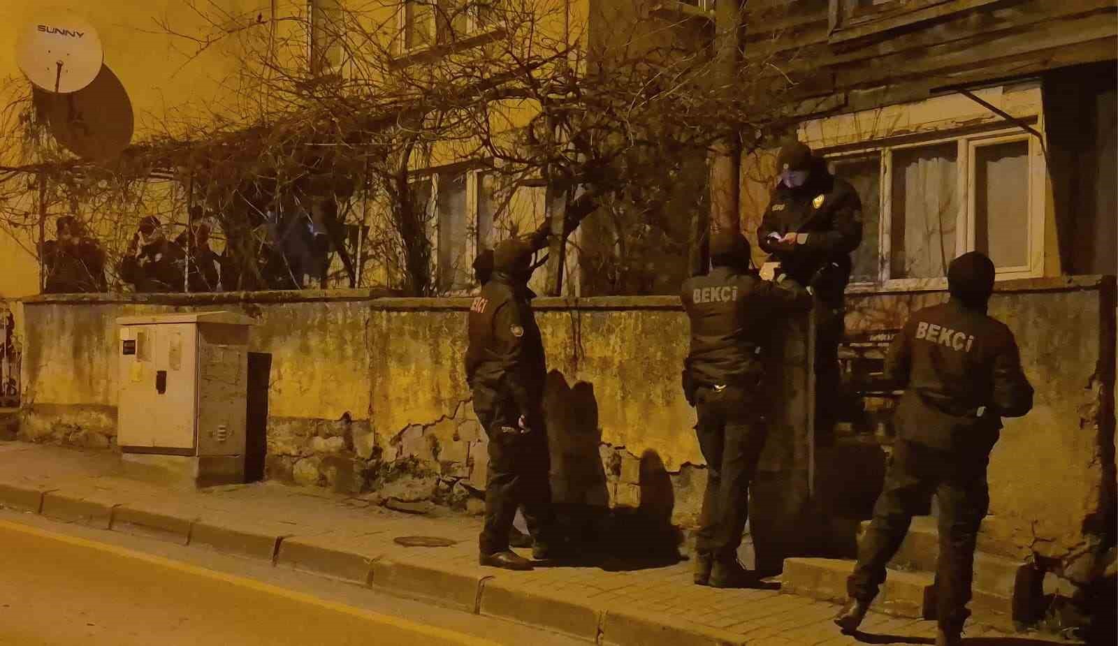 Evine pencereden giren gen&ccedil;, hırsız sanılarak paniğine neden oldu
