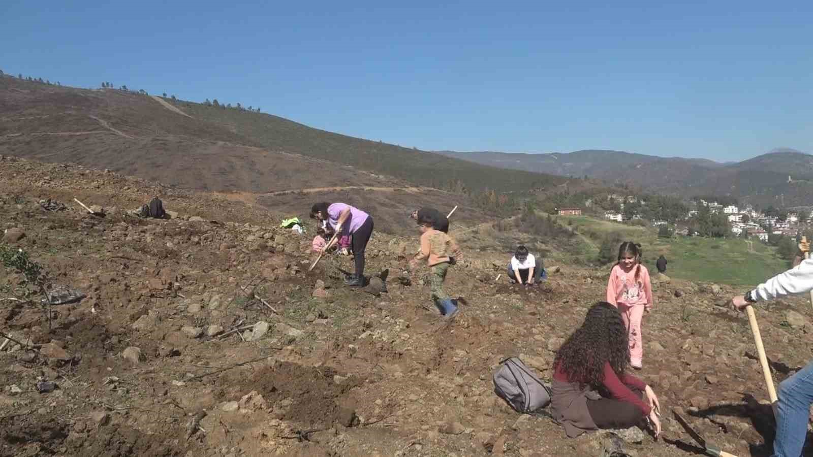 Hatay&rsquo;da orman yangınından zarar g&ouml;ren alanlarda 5 bin fidan toprakla buluşturuldu
