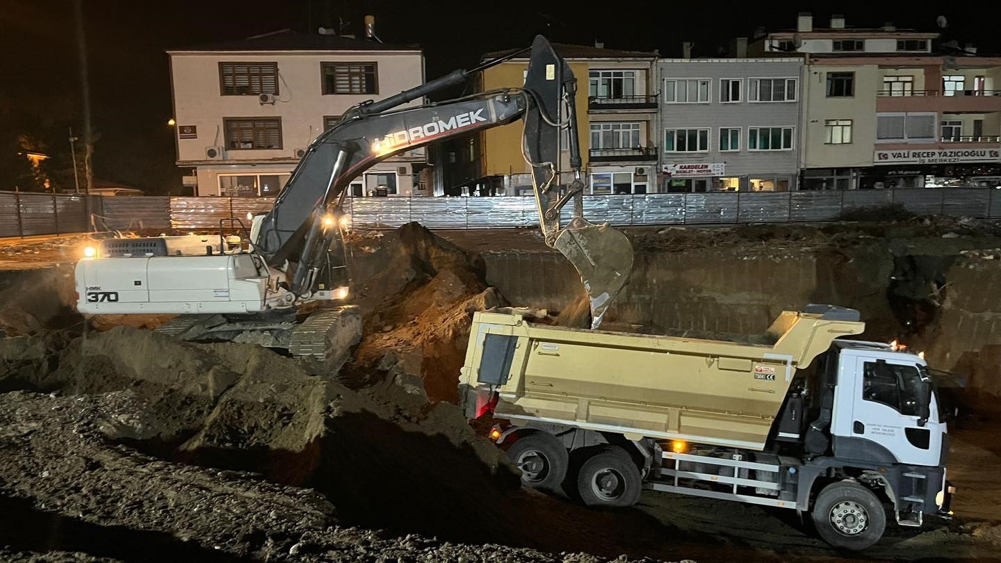 Merkez &Ccedil;arşısı Kentsel D&ouml;n&uuml;ş&uuml;m&uuml;nde hafriyat &ccedil;alışmaları s&uuml;r&uuml;yor

