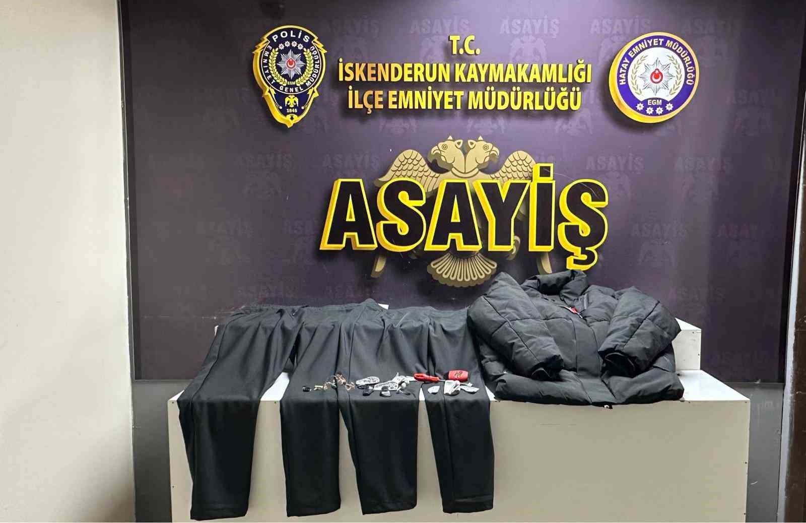 Mağazada alışveriş yaparcasına rahat davranan 118 su&ccedil; kaydı bulunan şahıs, kabinde alarmları s&ouml;kerken yakalandı
