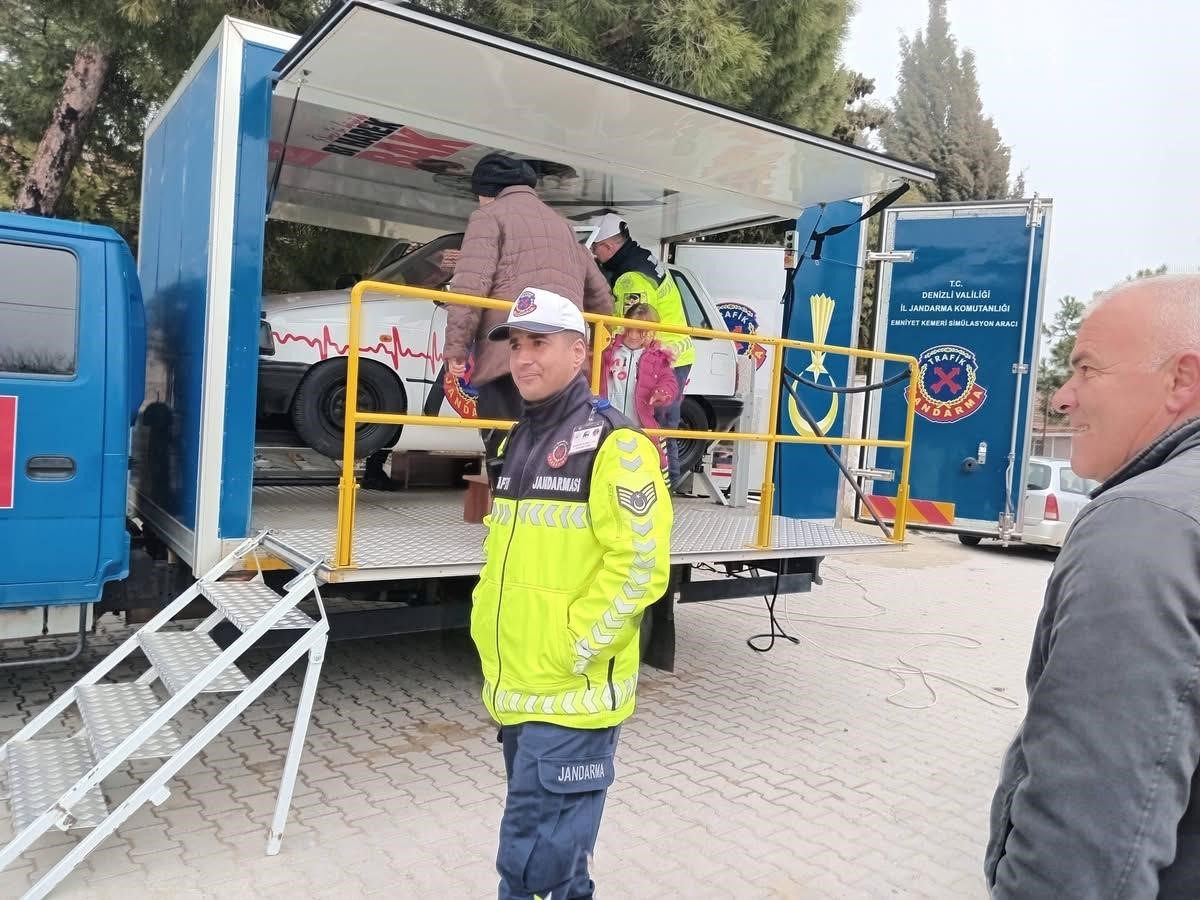 Jandarmadan çocuklara emniyet kemeri eğitimi