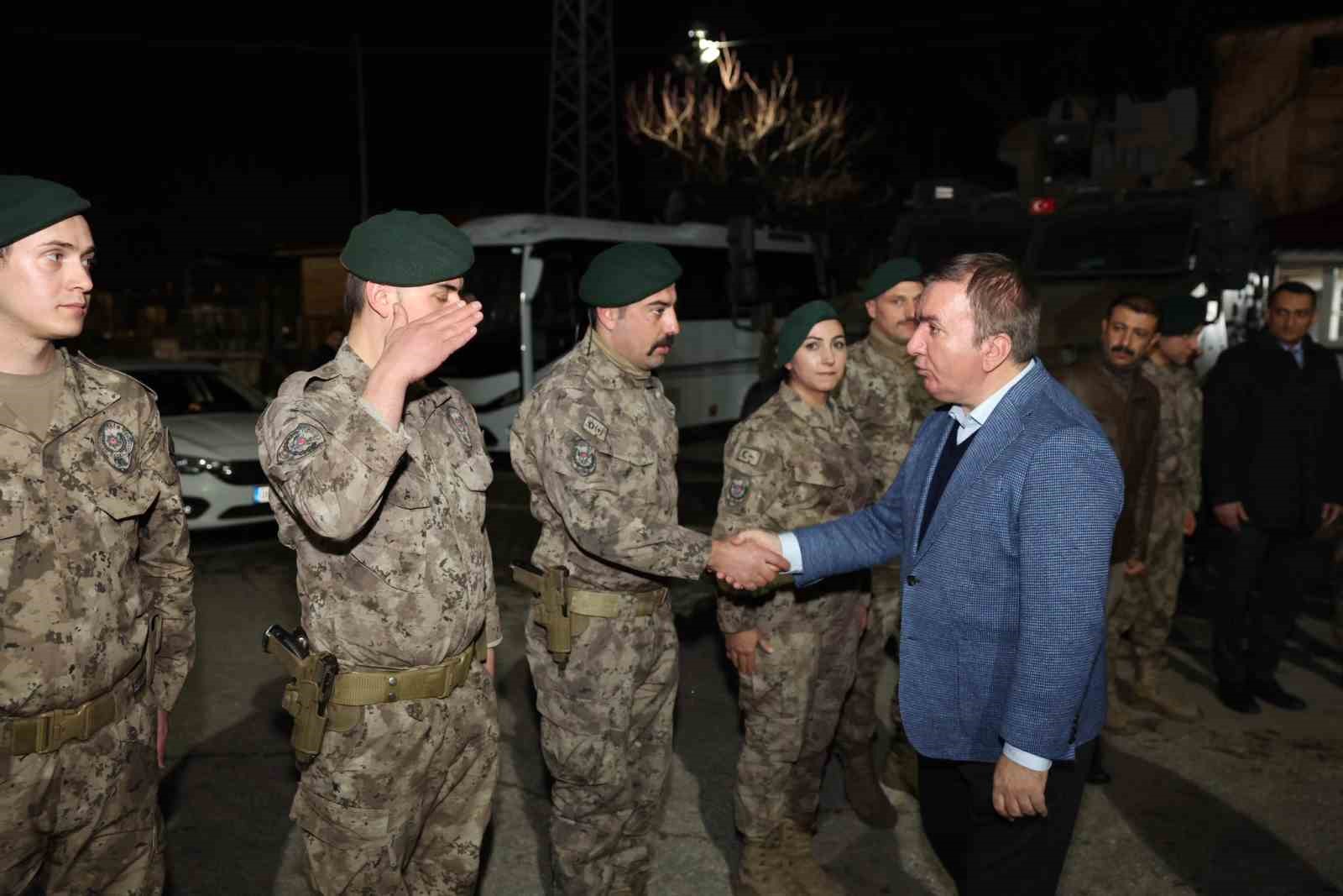 Vali Aydoğdu, &Ouml;zel Harekat Şube M&uuml;d&uuml;rl&uuml;ğ&uuml; personeliyle sahurda buluştu
